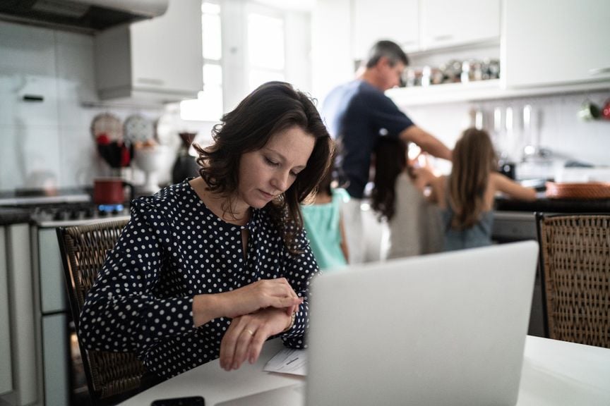 Mutter am Laptop, Vater mit Kindern in der Küche