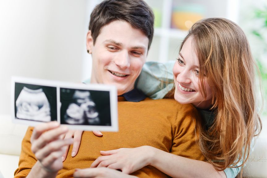 Paar mit Ultraschallbildern