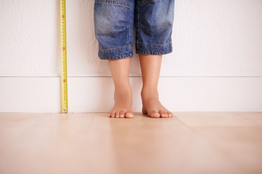 Kinderfüsse und Massband