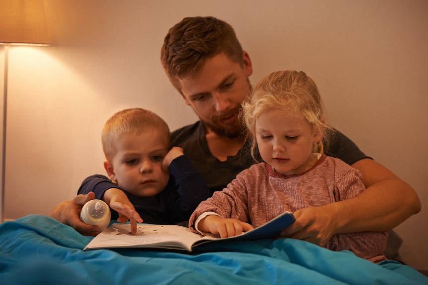 Abendritual vorlesen mit Vater