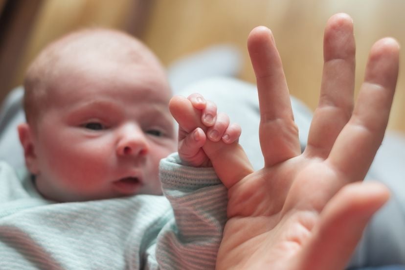 Baby greift nach Finger